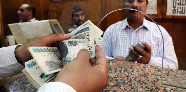 Egyptian pound approaches 20 to dollar in banks