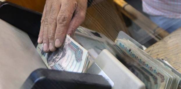 In Cairo dealing rooms, uncertainty and confusion as pound floats