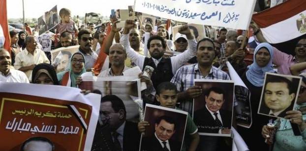 Egyptian court acquits Mubarak's closest aides