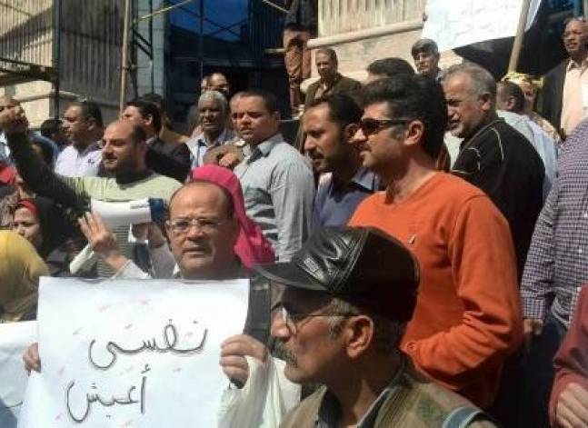 Dozens demonstrate in Cairo against repassing civil service bill