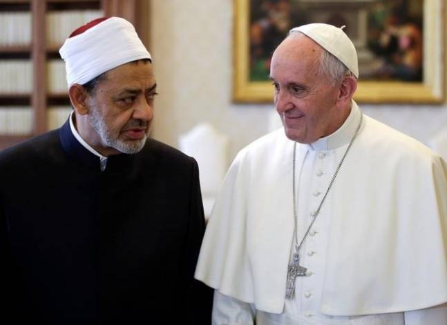 Pope meets top Egyptian cleric, ending 5-year freeze in relations