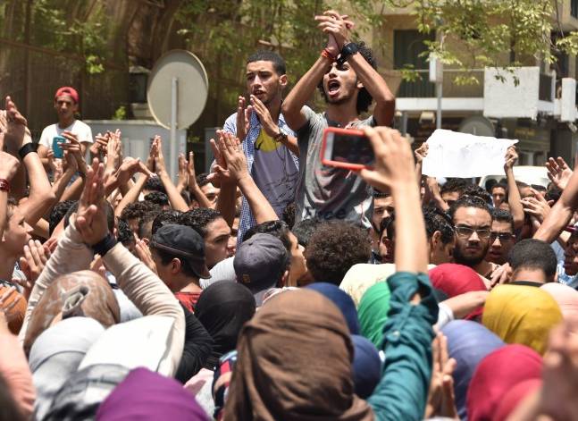 Security forces disperse Egyptian high school students' protest