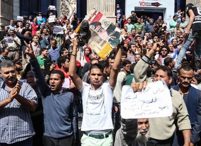 Egyptian court jails 152 people over islands protest