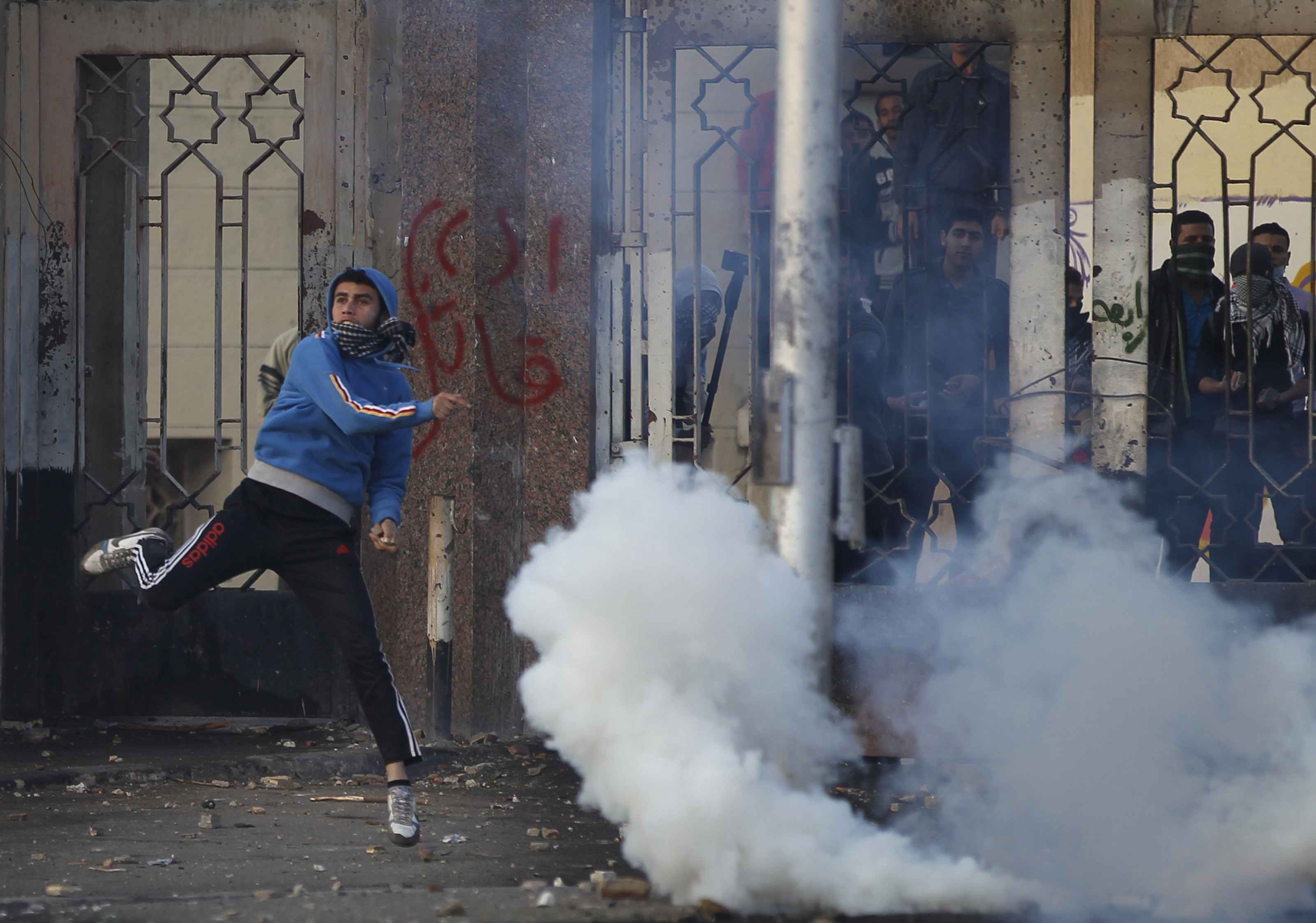 Pro-Brotherhood and pro-army students clash at Ain Shams