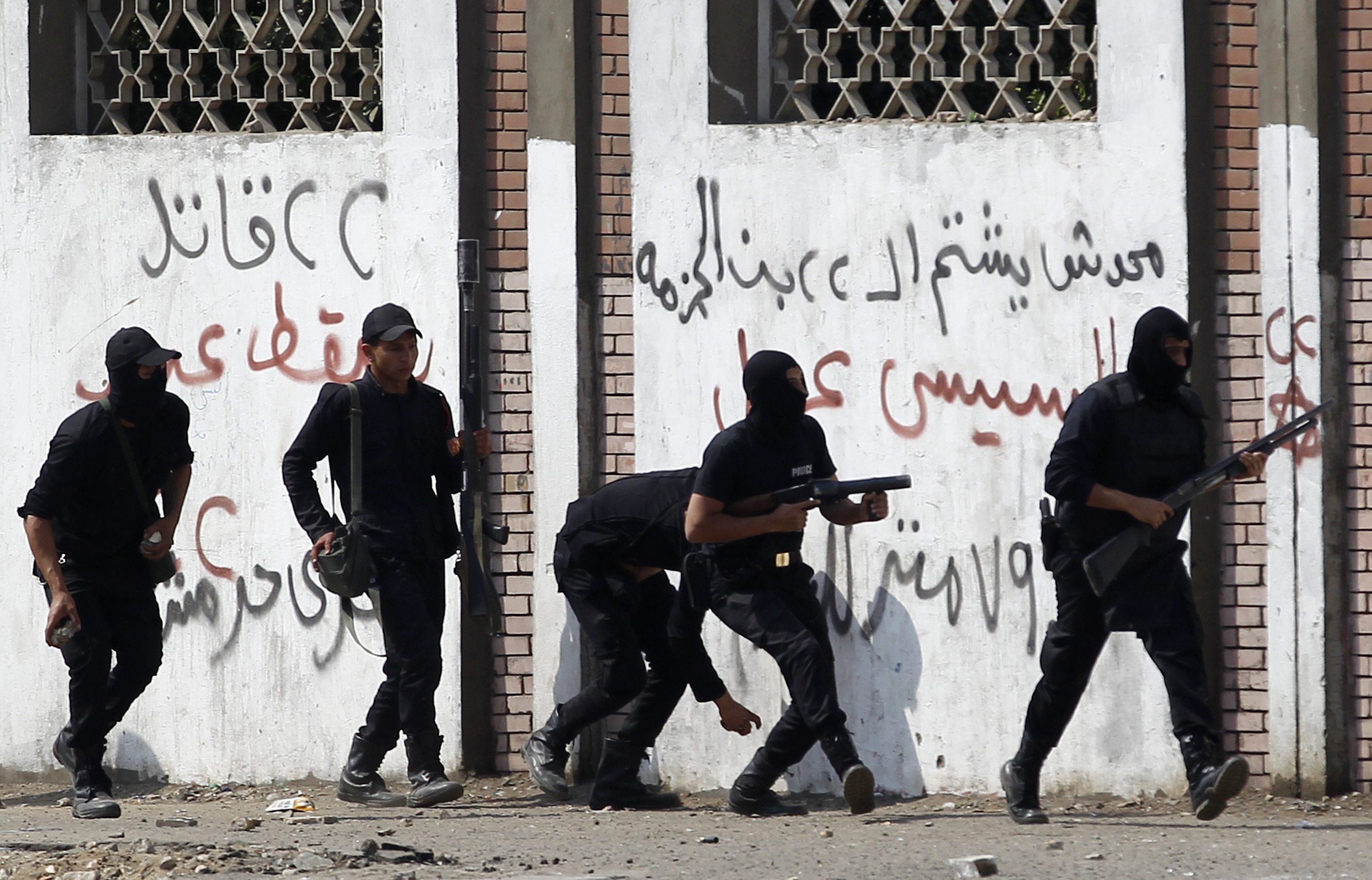 Students clash with forces near Ain Shams University