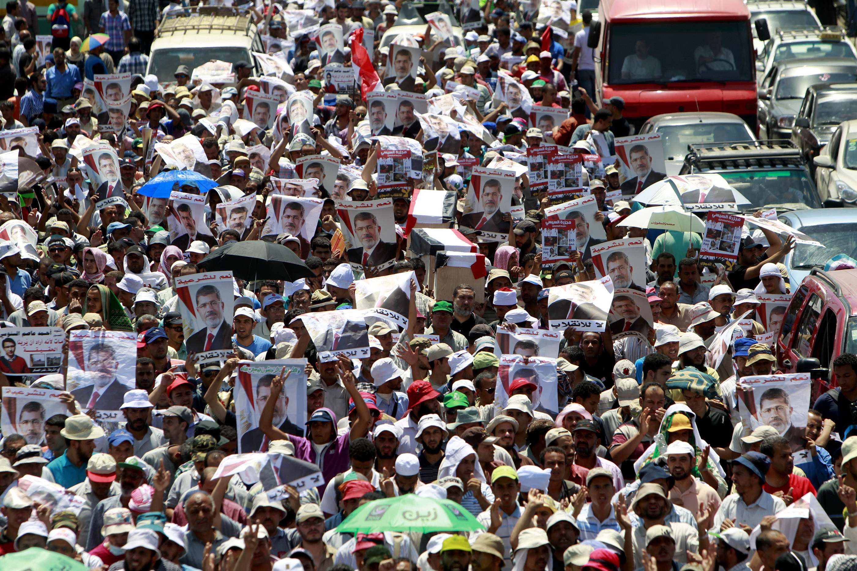 Pro-Mursi demonstrators march across Cairo