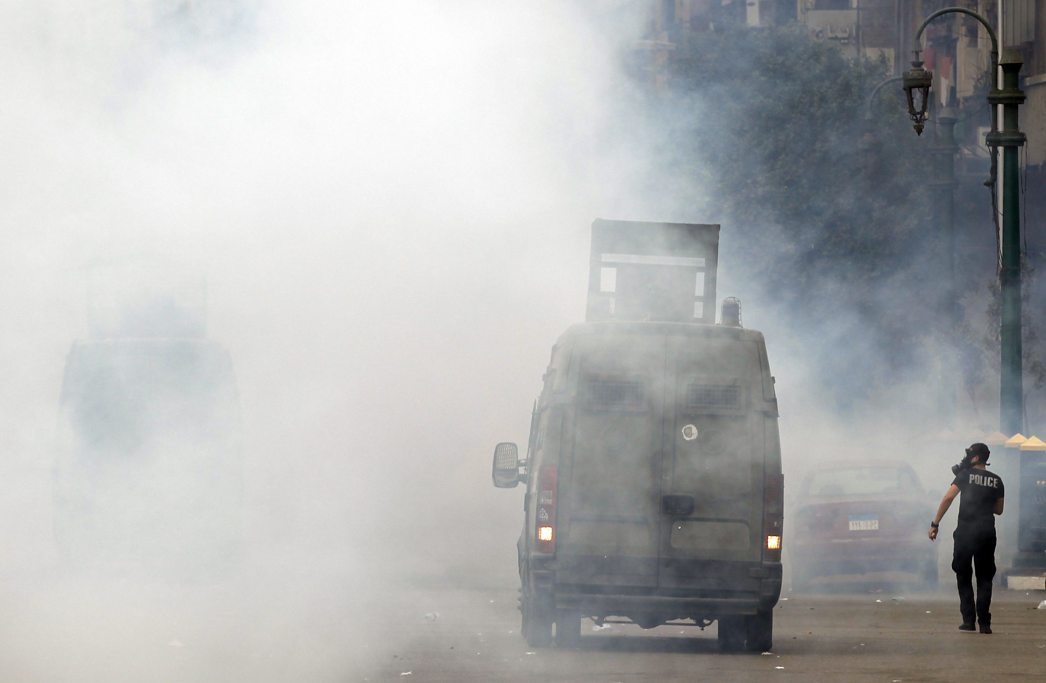 Egyptian police fire tear gas to end clashes in Cairo
