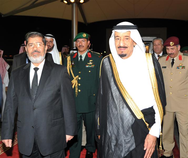 Mursi meets Saudi King, performs Umrah, on first trip abroad
