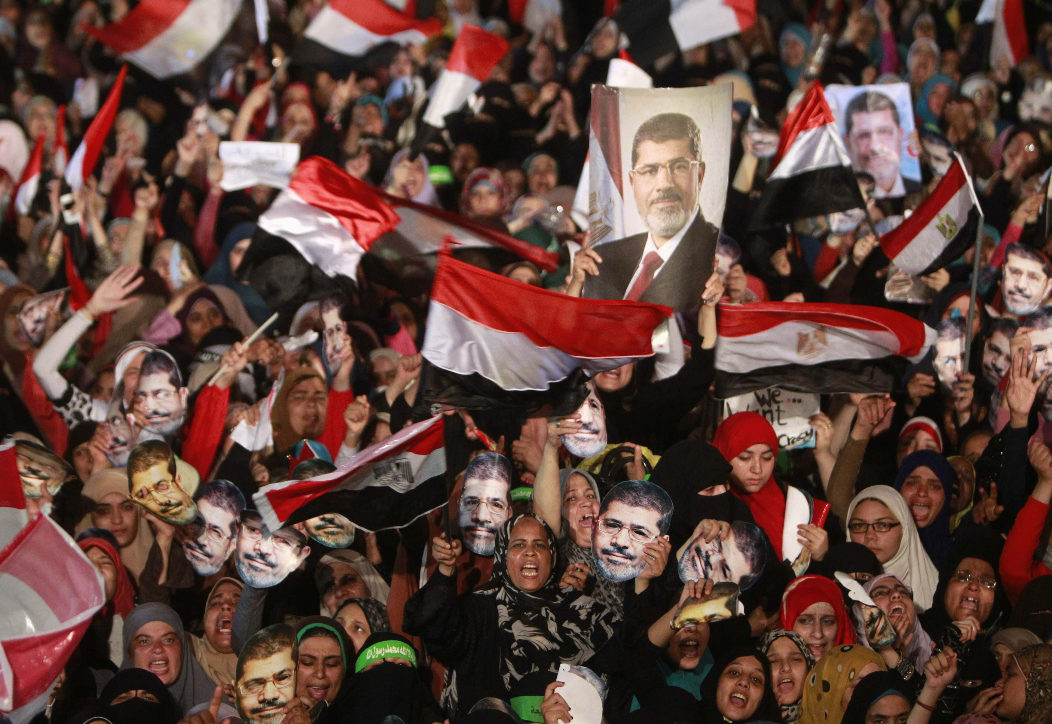 Mursi supporters protest outside high court in Cairo