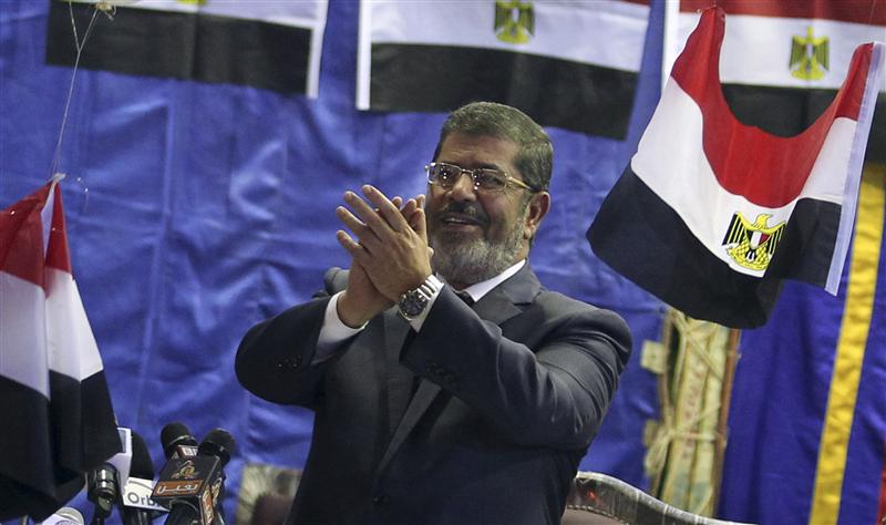 Egypt's Mursi meets with student union representatives 