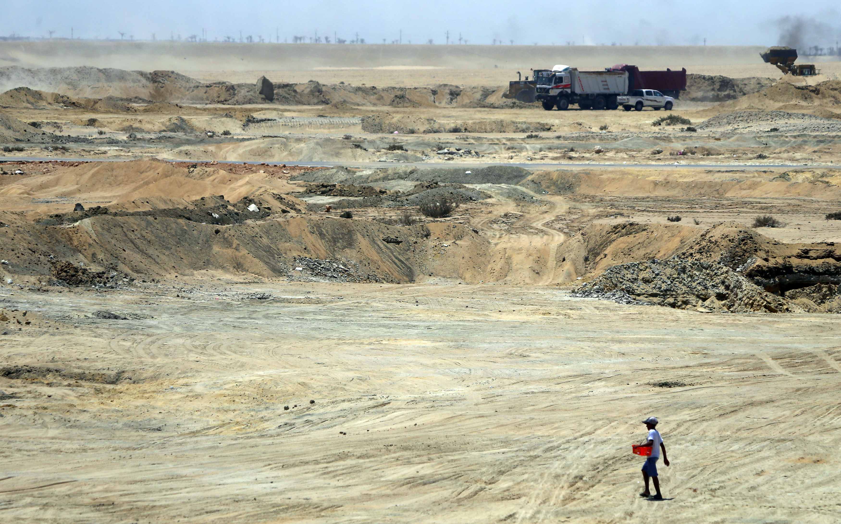 UPDATE | Egypt signs contract with 6 firms for dredging of new Suez Canal