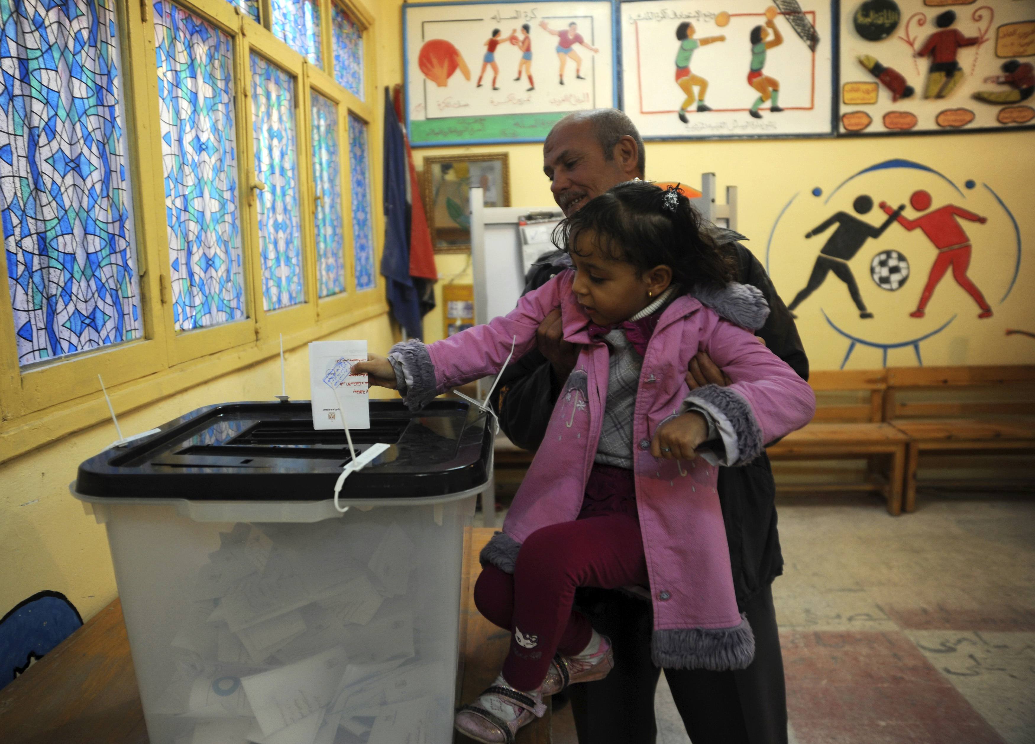 Egypt referendum voting hours extended 