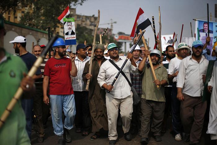 Clashes break out in Cairo between pro-and anti-Mursi factions