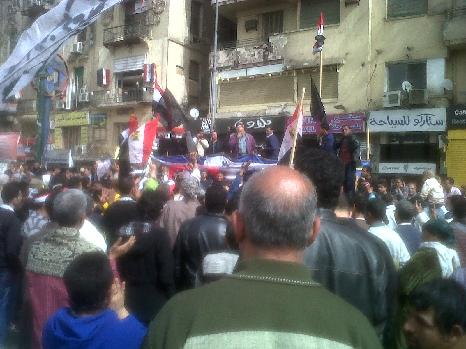Demonstrators in Tahrir demand army intervention