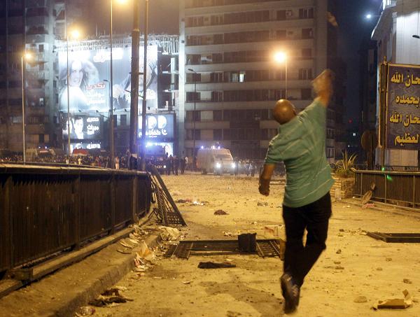 Pro and anti-Mursi protesters clash in Cairo's Tahrir square