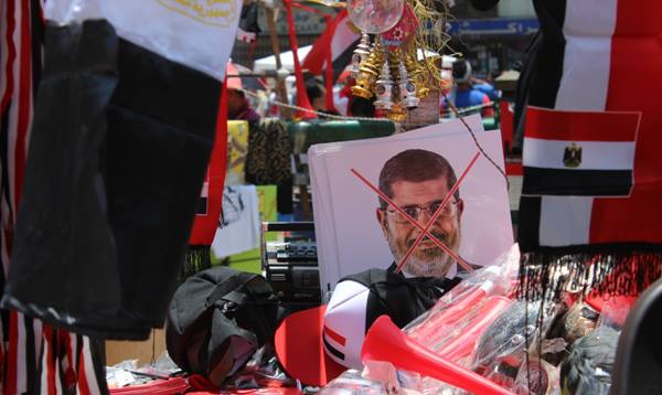 Oppontents of Egypt's deposed president march to Tahrir and Ittihadiya