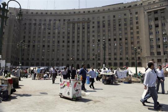 Tahrir protesters close Mogamma for third day