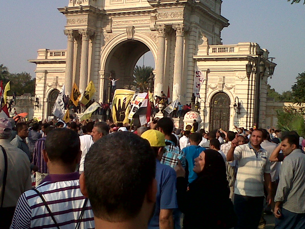 Pro-Mursi protesters mount Qubba palace gates
