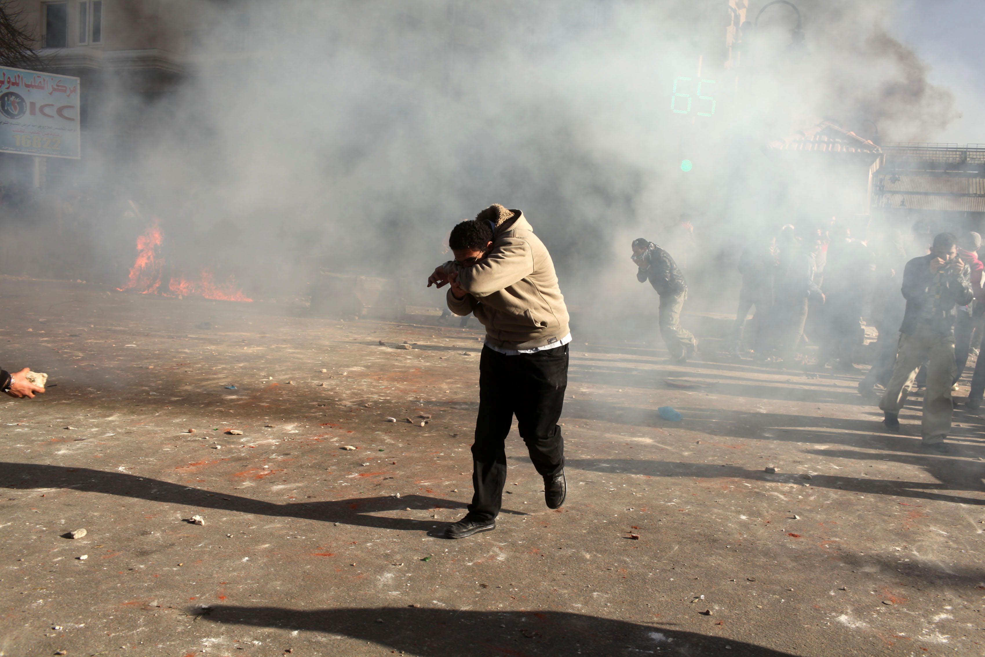 Egypt police fire teargas on pro- and anti-Mursi crowds