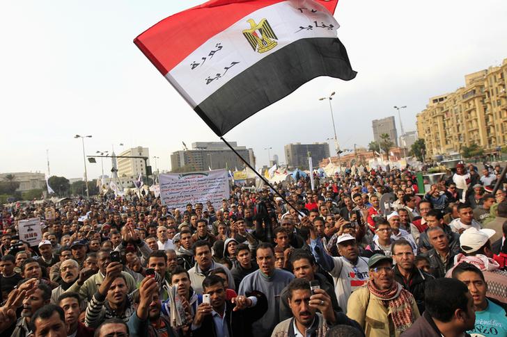 Protesters seal Tahrir Square off to vehicles