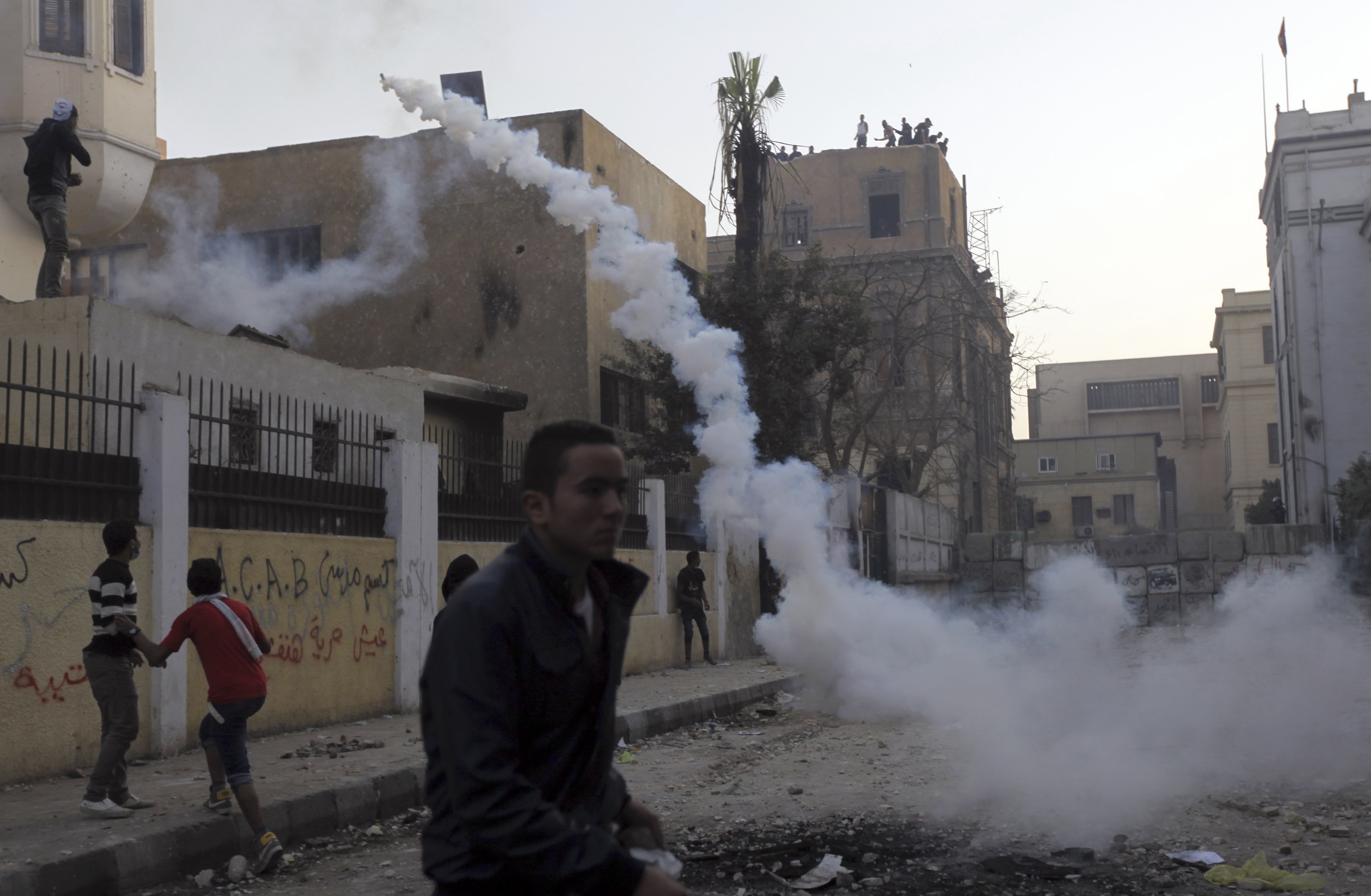 British embassy in Cairo suspends public services 