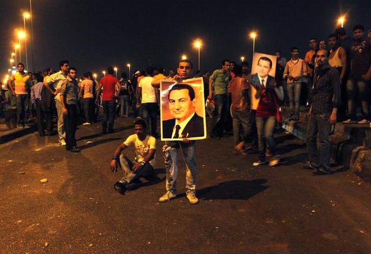 Dozens of Egyptian protesters stage pro-Mubarak rally