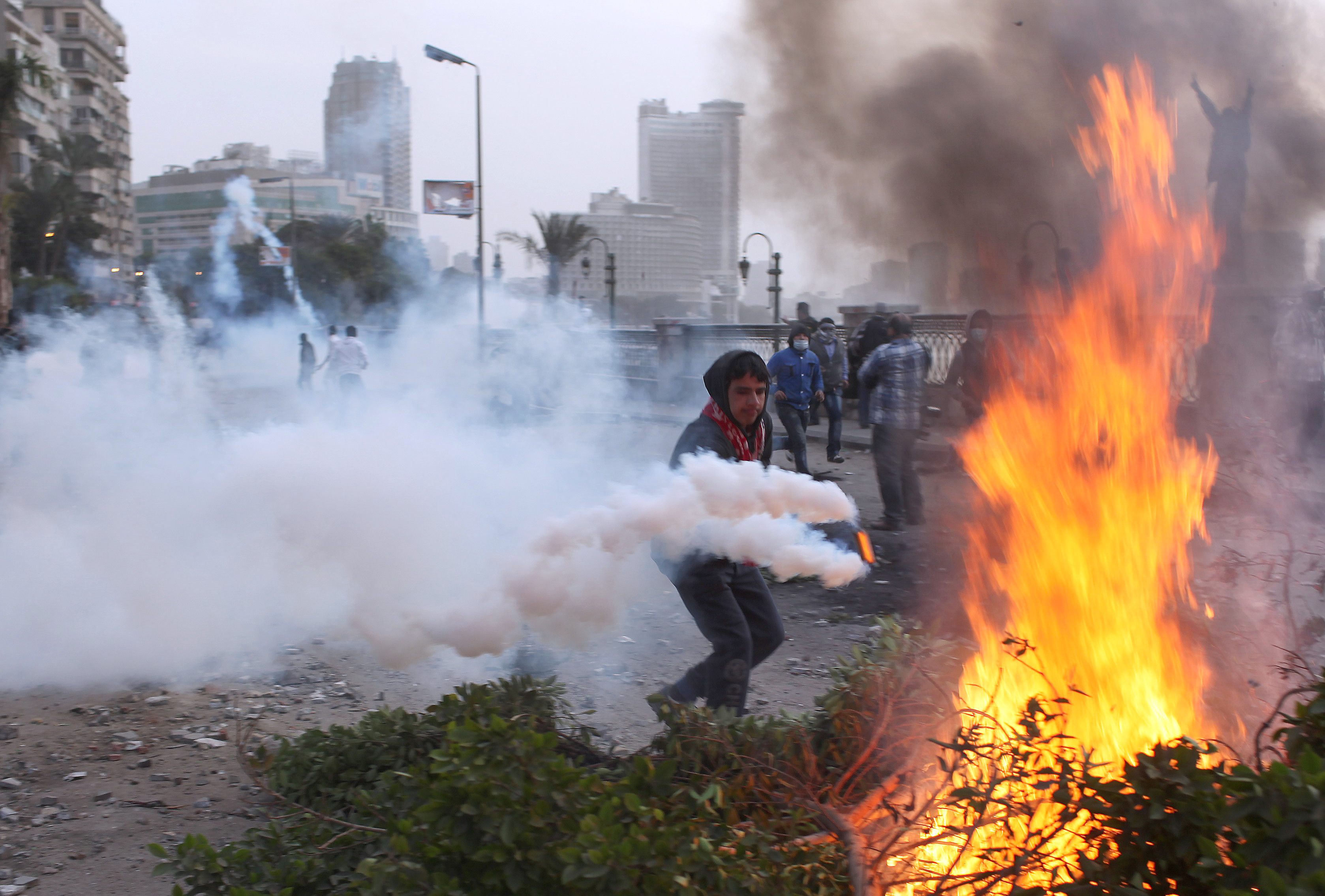 BREAKING: One dead, 8 injured in Tahrir Square clashes