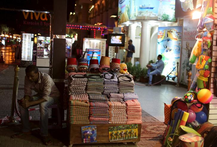 Amid tourism setback, minister cuts souvenir shops' license fees by 50%