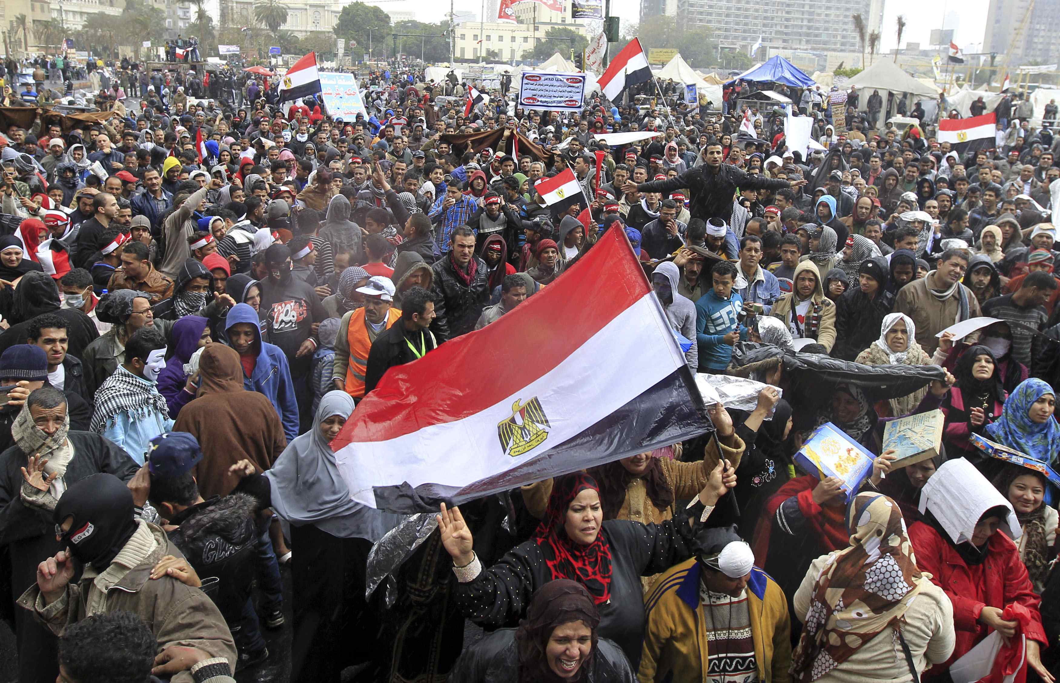 Breaking: Clashes erupt between security, protesters at presidential palace