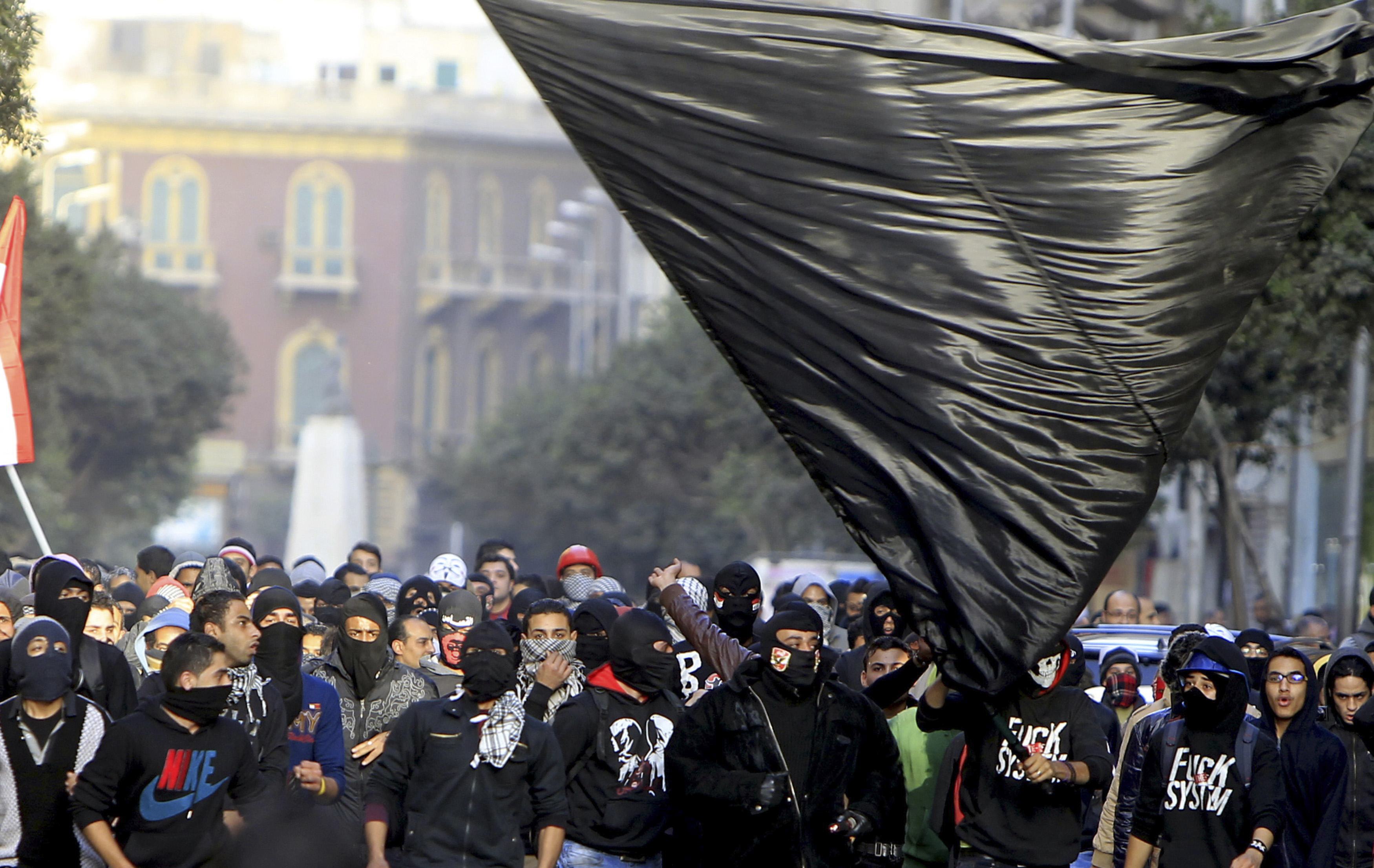 Black Bloc attempt to storm Mansoura government building