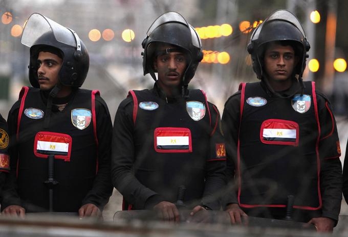 Egypt riot police retreats after firing teargas at protesters