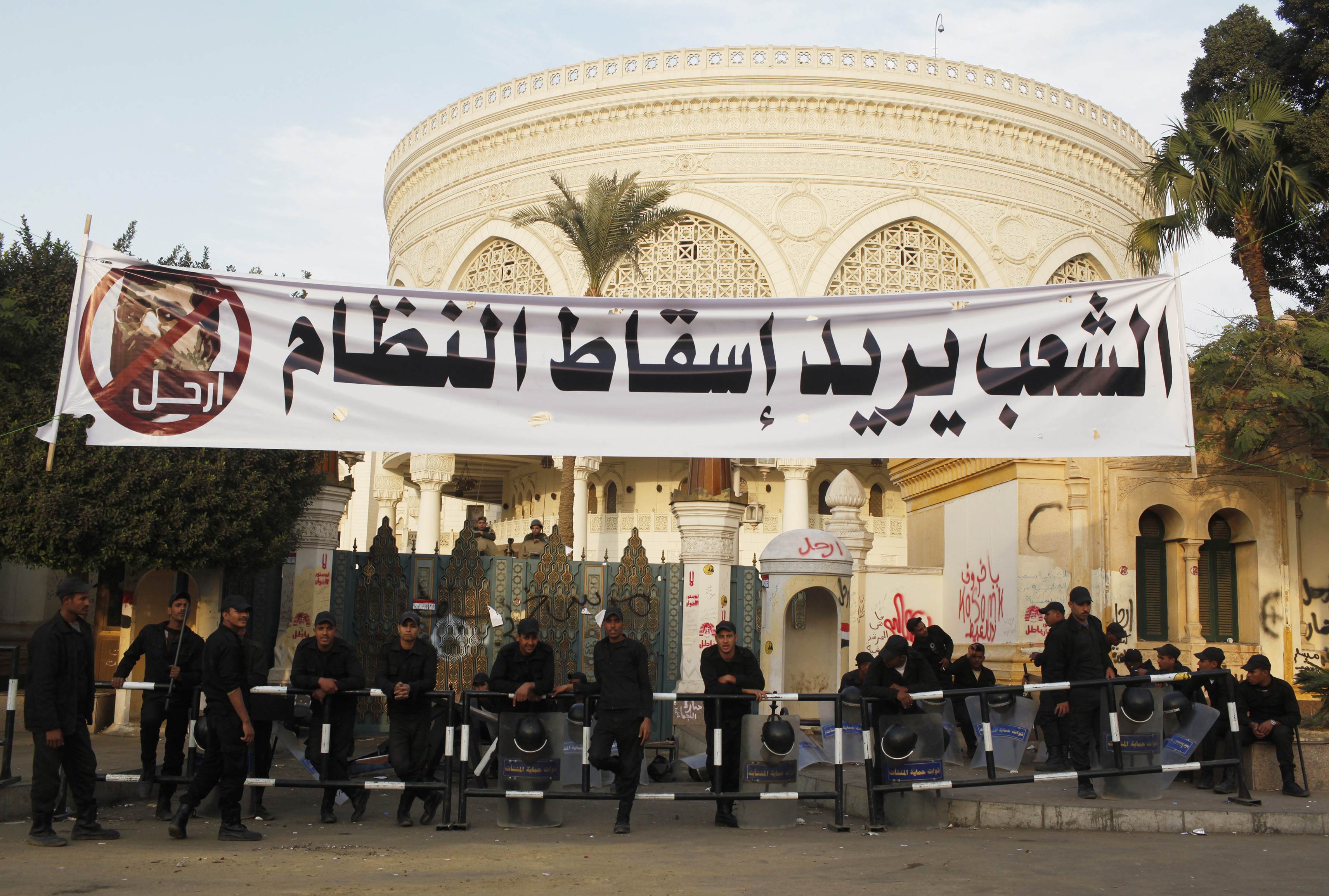 New walls around Cairo's presidential palace