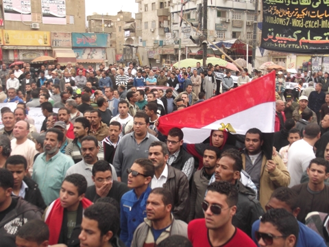 Rival Egypt protesters exchange gunfire in Suez -witnesses