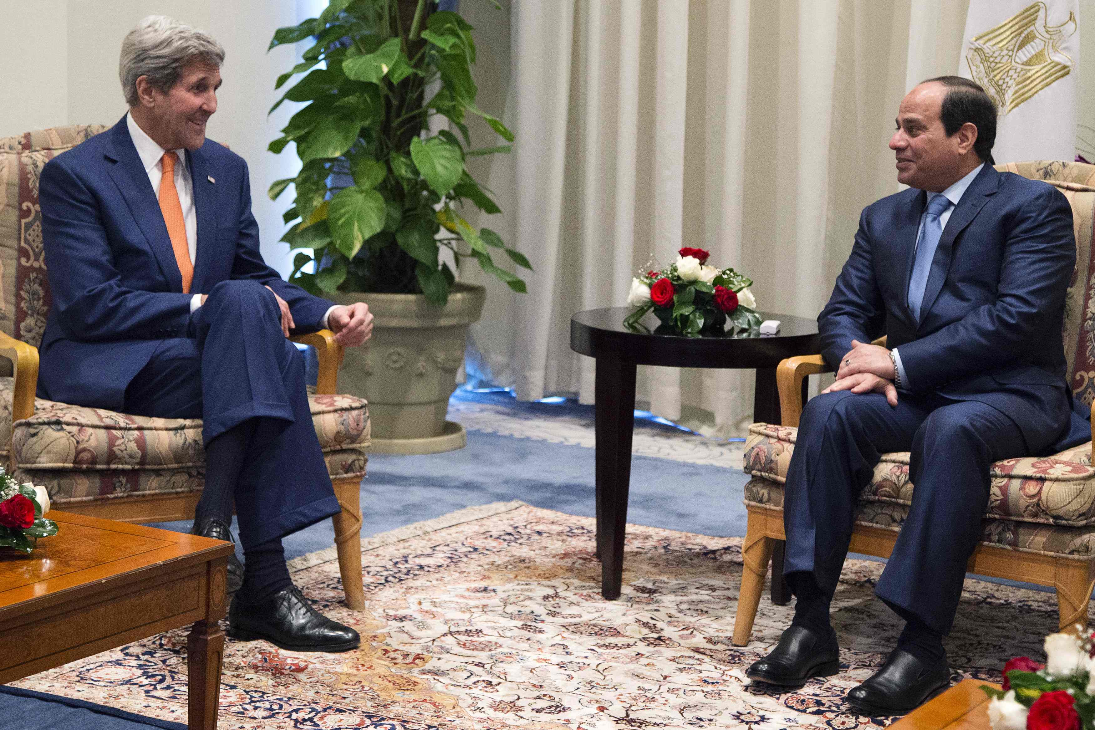 Kerry urges firms to invest in Egypt, praises economic reforms