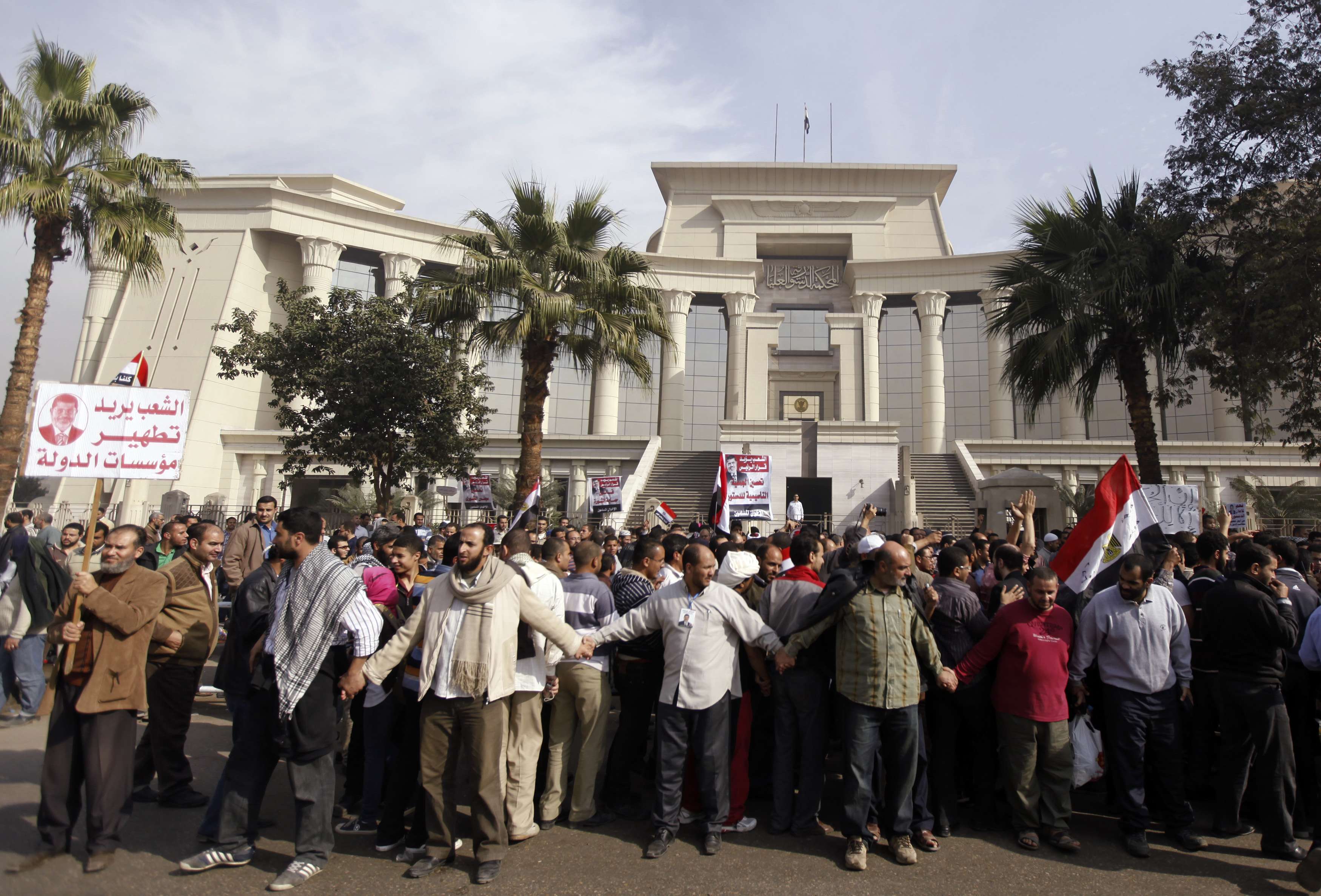 Islamists prevent head judge from entering court