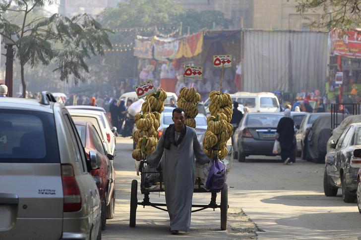 Cairo authorities relocate hawkers 