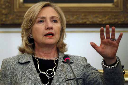 Clinton says urgent need for dialogue in Egypt