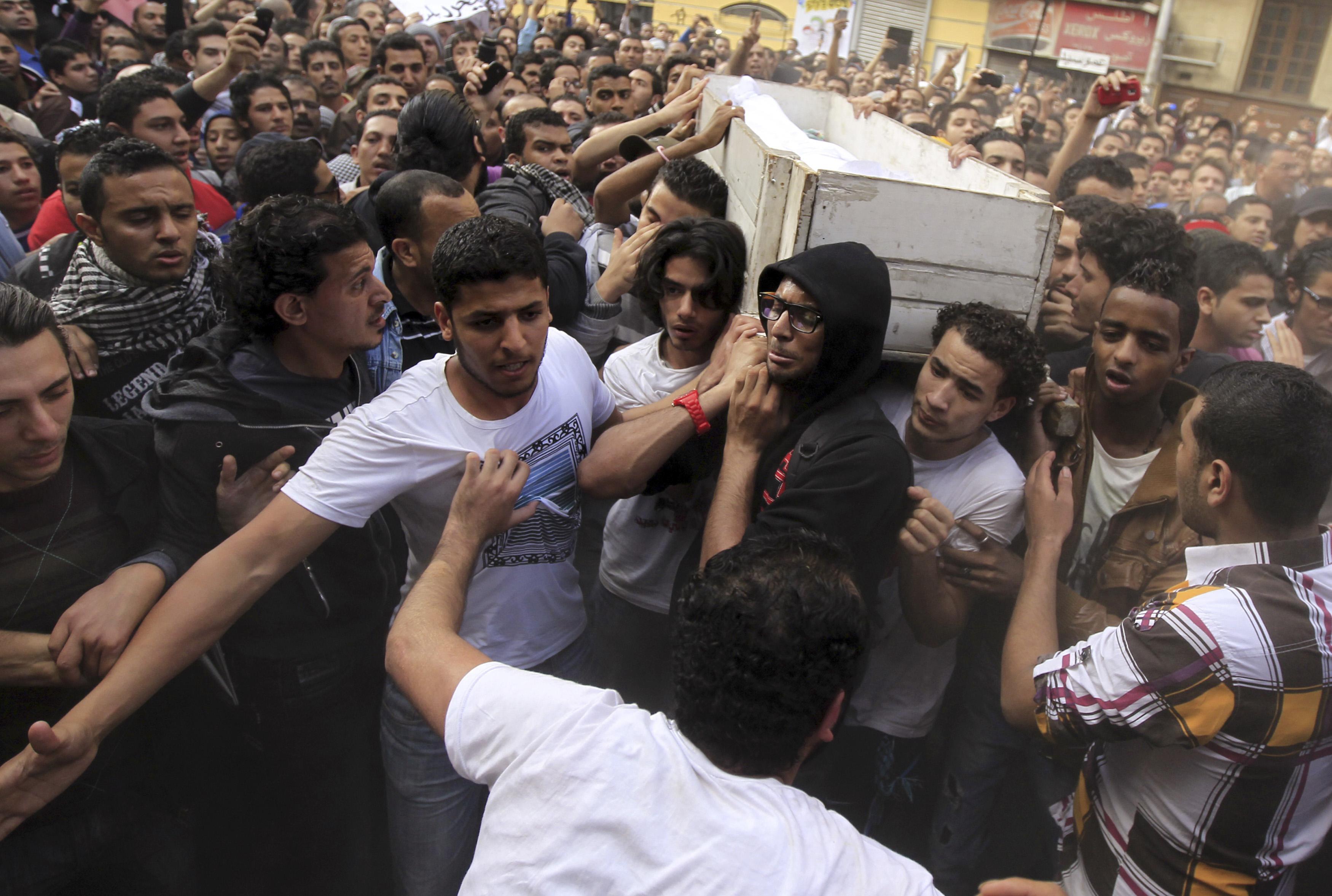 Thousands mourn youth activist “Gika” in Tahrir