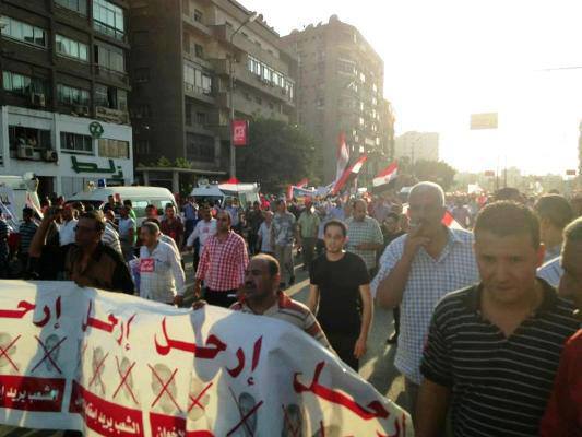 Tahrir protesters welcome army's decision - MENA