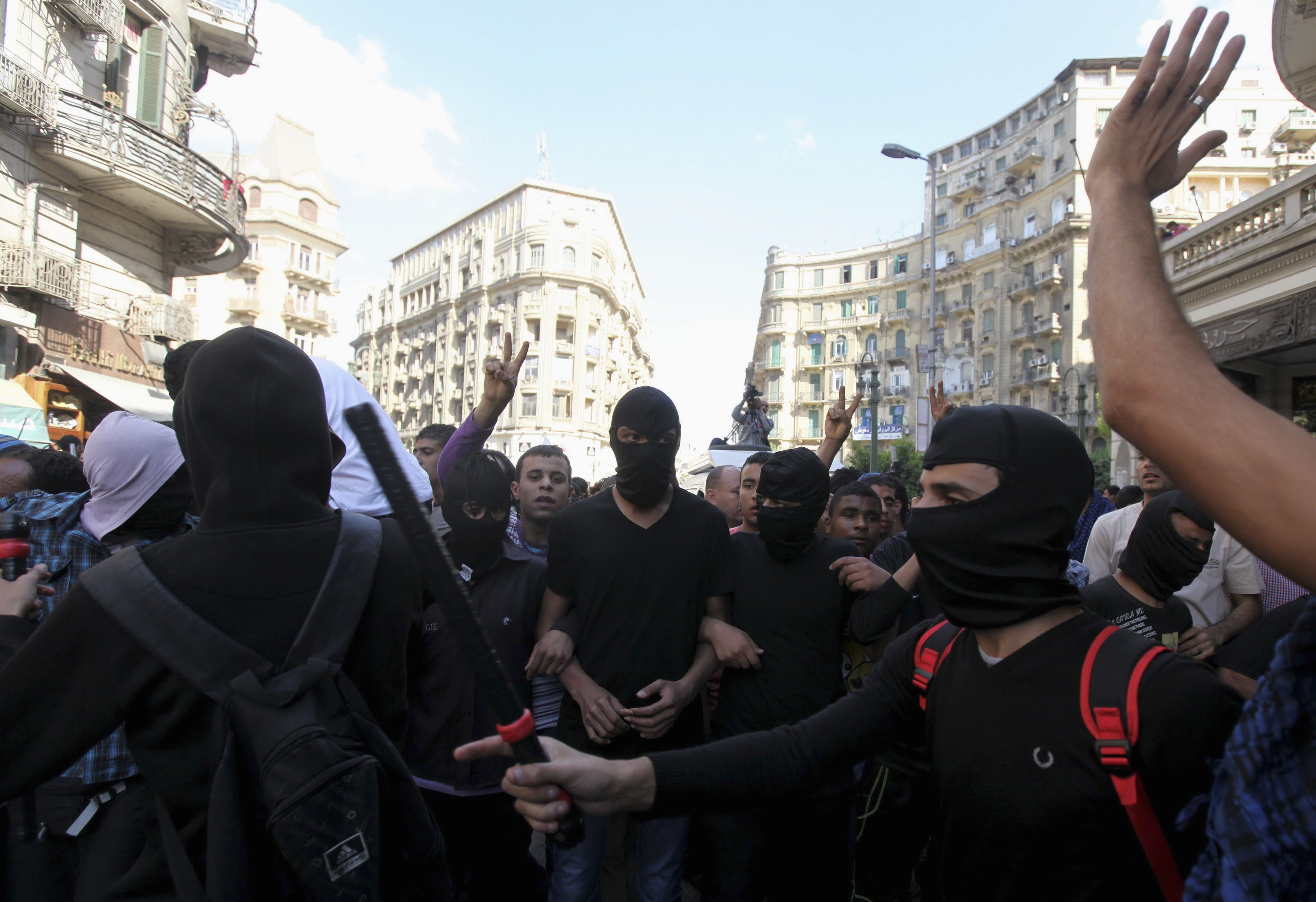 Authorities arrest 25 Muslim Brothers in clashes with Black Bloc