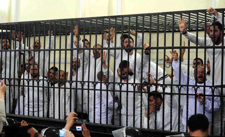 BREAKING l Egypt court sentences 37 to death, 491 to life over violence