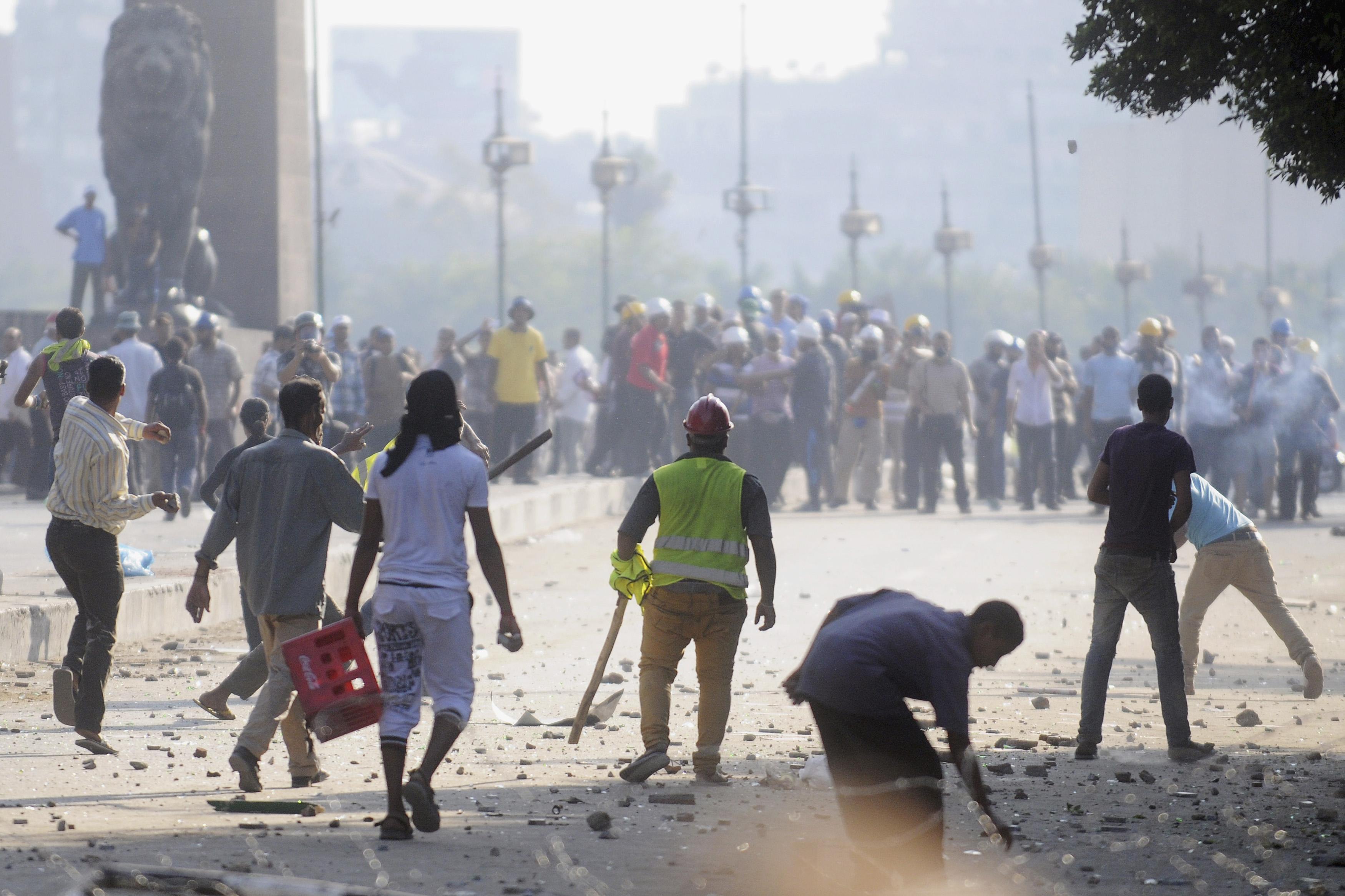 Scuffles between two rival marches in Giza's Warraq