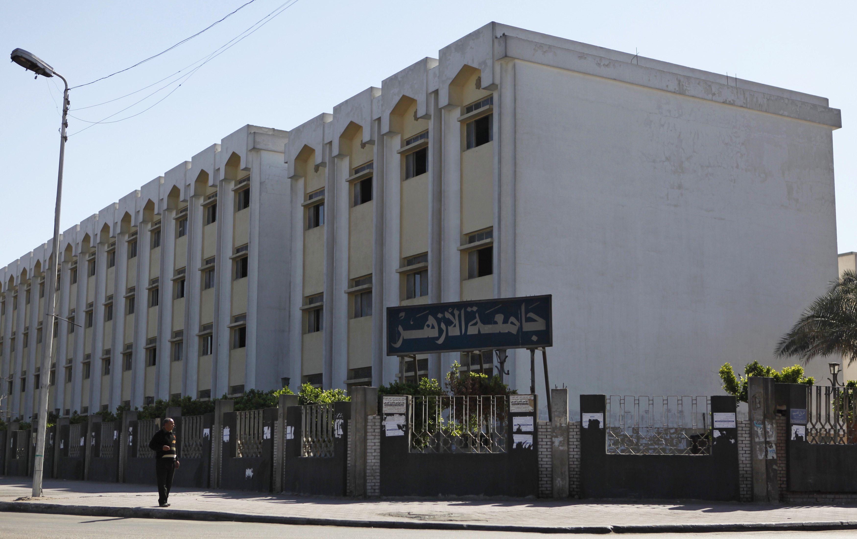 Police teargas Mursi supporters by Azhar University