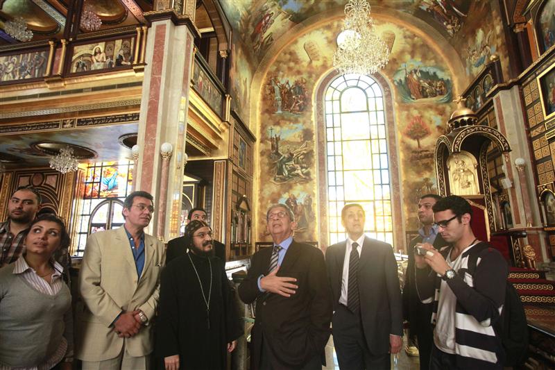 Moussa meets Copts, promises to end discrimination 