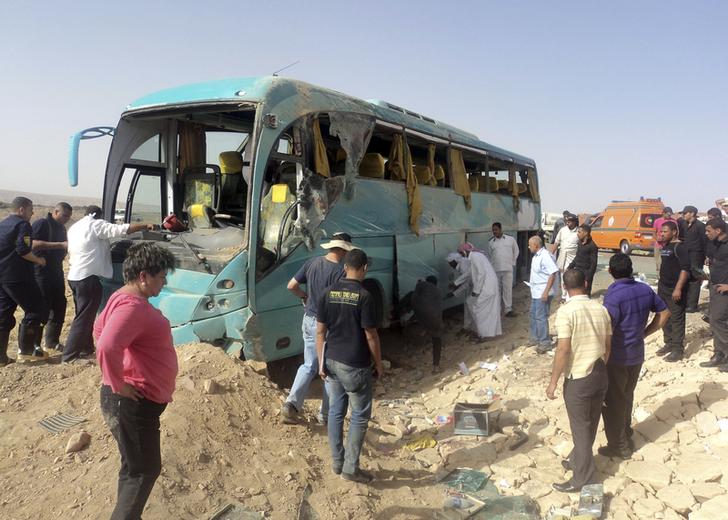 New microbus-car collision leaves 3 killed, 12 seriously injured on Red Sea-Sohag road