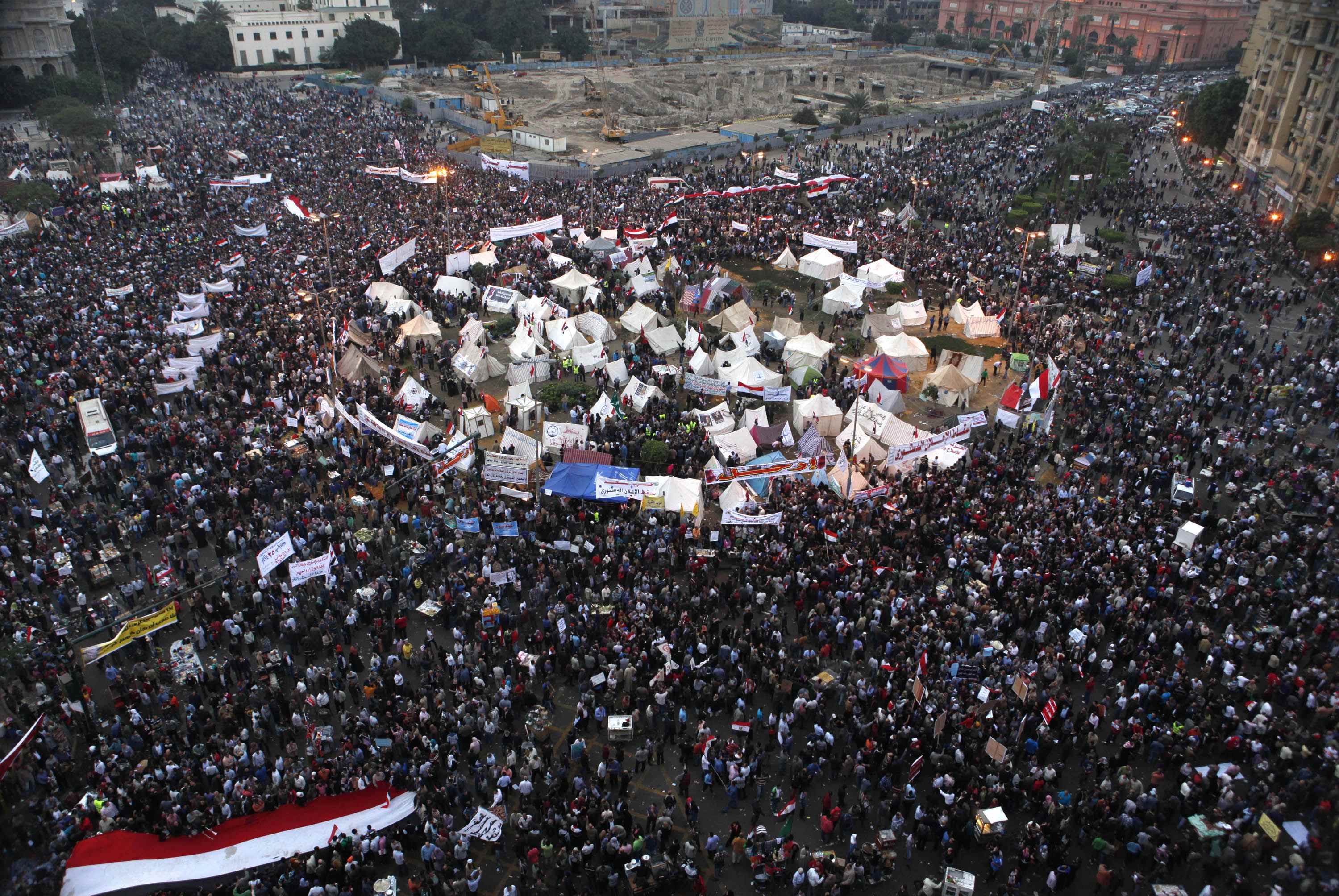 Wary calm in Tahrir following morning clashes 