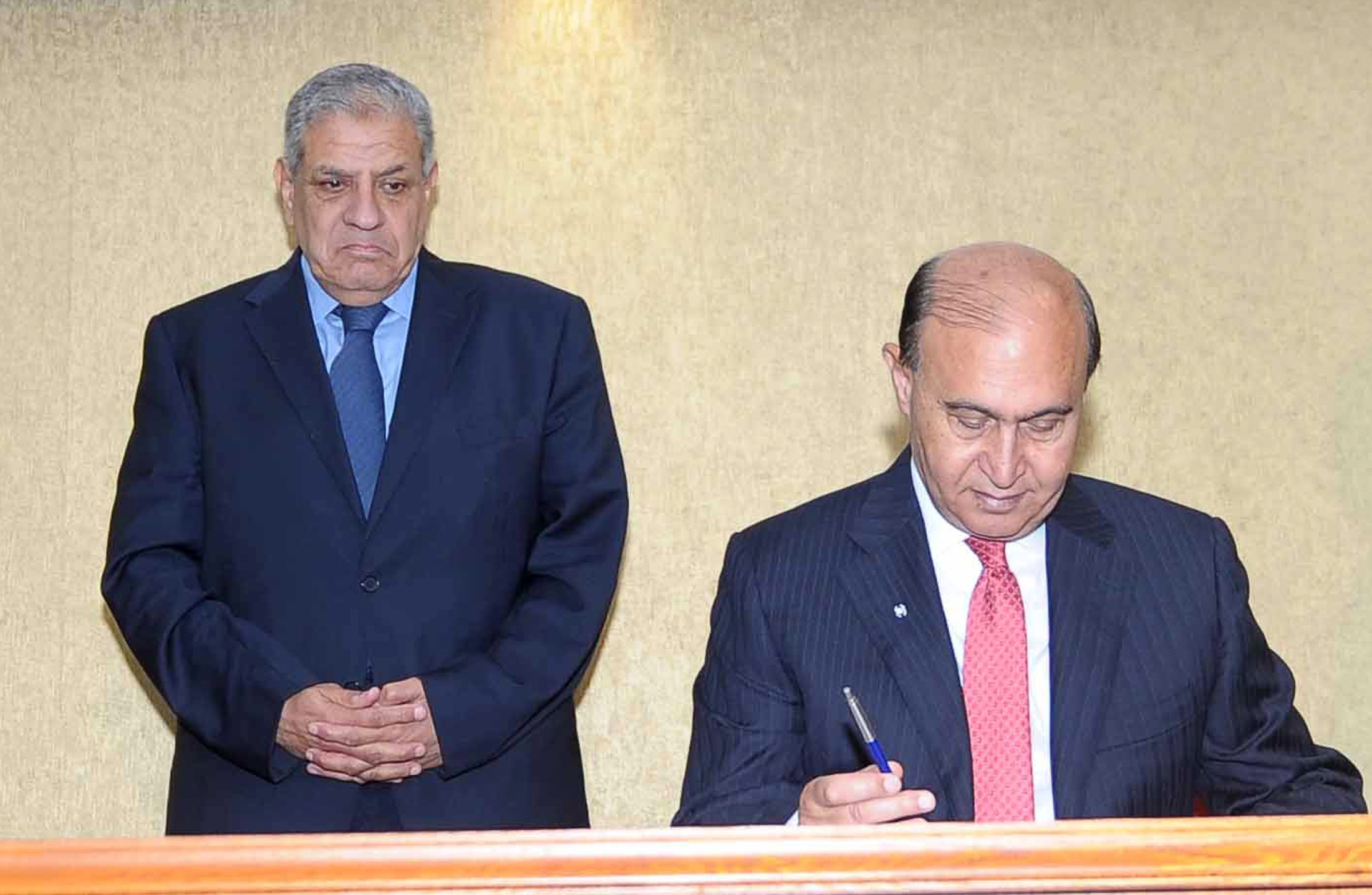Egypt signs contracts with 6 international firms for dredging of new Suez Canal