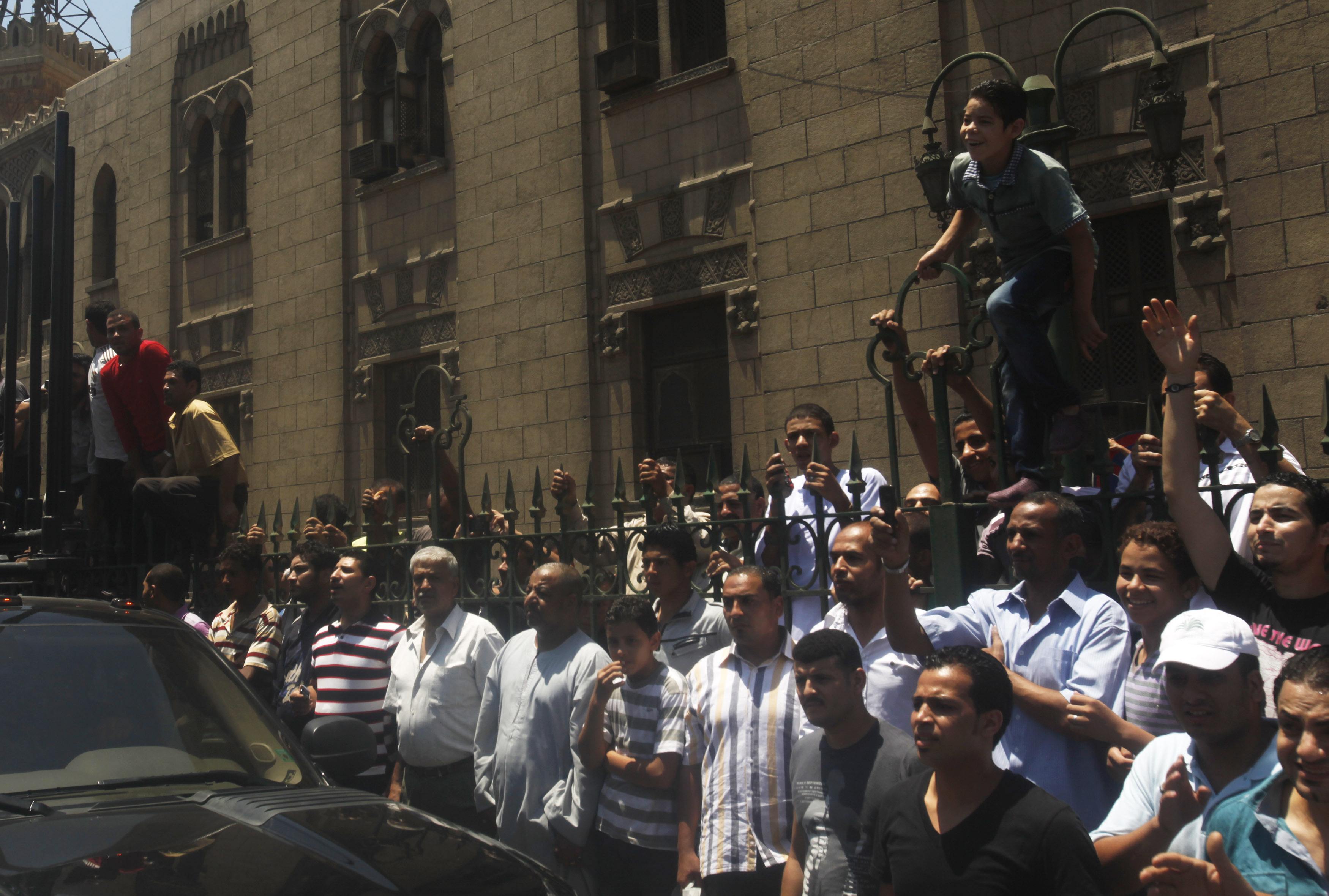 President Morsi performs Friday prayers in Al-Azhar Mosque, Imam calls for national unity