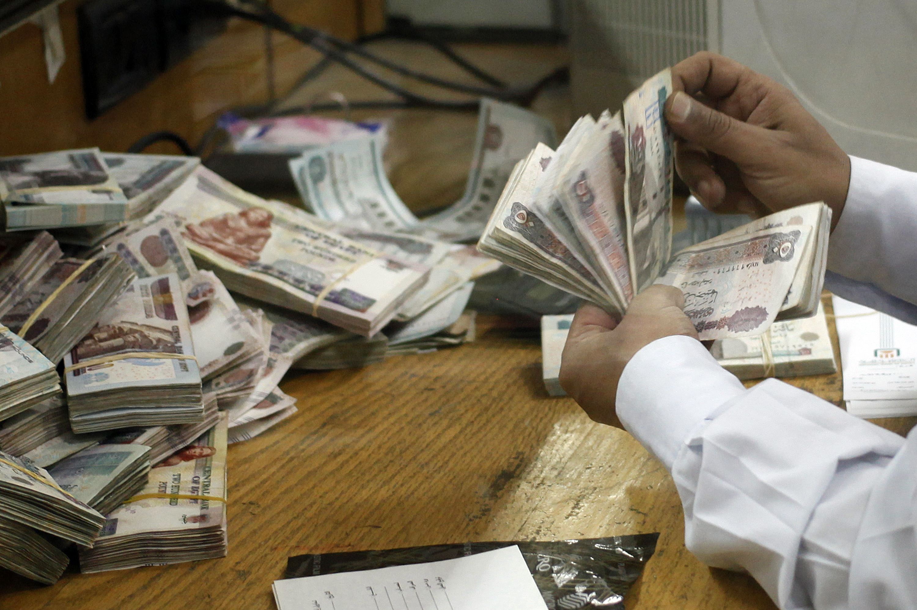 Egyptian pound steady on official market, weakens on black market