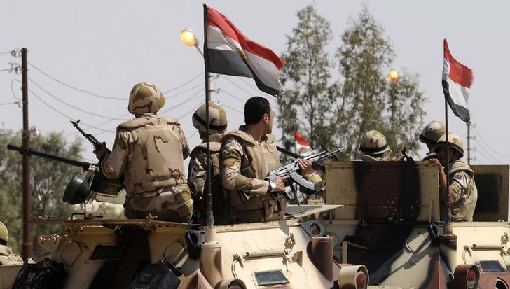 Egypt army parades near presidency